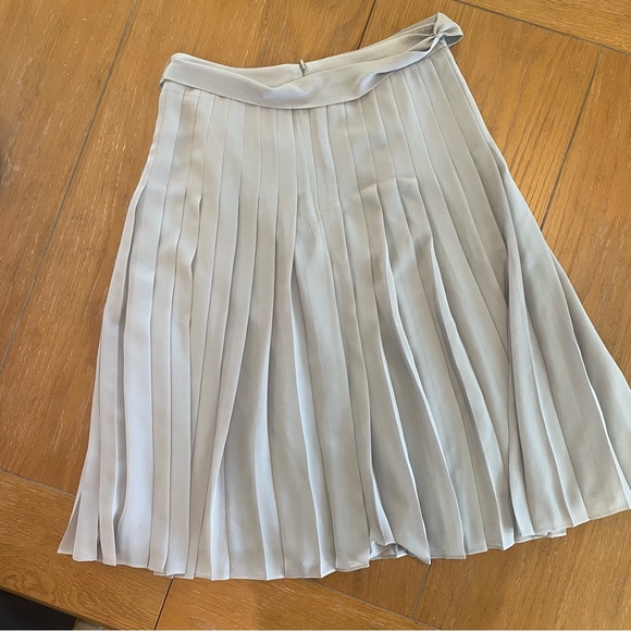 Ann Taylor Pleated Gray Skirt, Size 0 - Picture 4 of 5